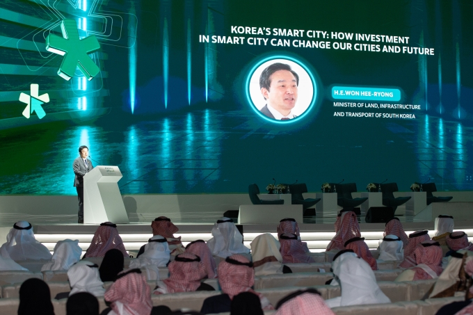 Keynote at the Opening of the Municipal Investment Forum and the MOU with MOMRAH 포토이미지