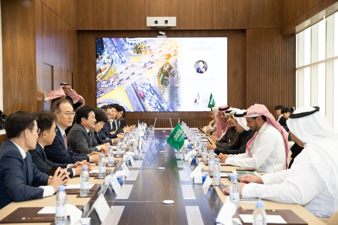 Meeting with the Minister of Transport and Logistics Services (MOT) of Saudi Arabia 포토이미지