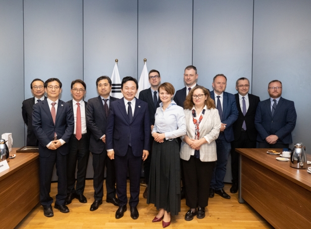 Minister of the MOLIT Establishes Cooperative Relationship among Korea, Ukraine, and Poland for Restoring Ukraine 포토이미지