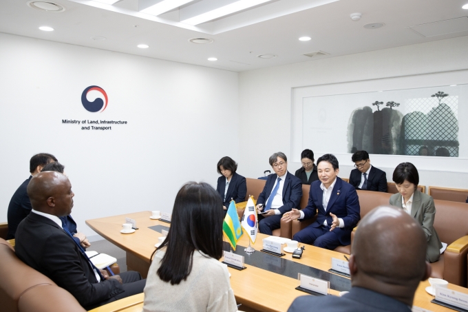 MOLIT Minister Consolidates Cooperative Relations between Korea and Rwanda 포토이미지