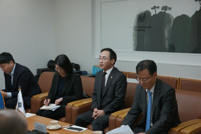 A Meeting between Vice Ministers 포토이미지