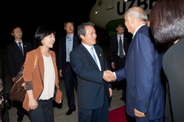 이슬람 카리모프 우즈벡 대통령내외 서울공항 영접 - 포토이미지