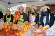 직접 담은 김치를 들고 있는 권도엽 장관