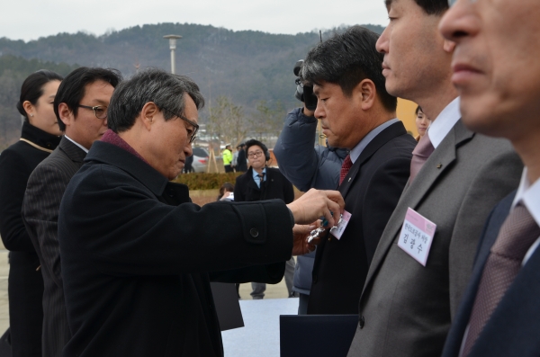 표창을 수여중인 권도엽 장관 - 포토이미지