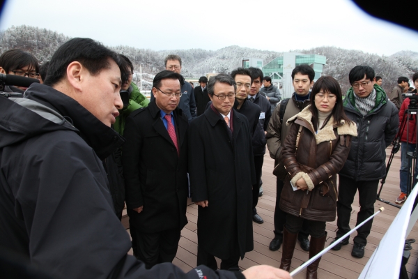 금강 공주보 현황 브리핑을 듣고 있는 권도엽 장관과 기자들 - 포토이미지