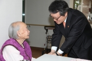 요양시설 할머니와 이야기를 나누고 있는 권도엽 장관