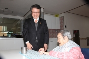 요양시설 할머니와 만난 권도엽 장관