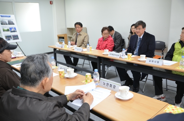 영구 임대주택 입주자들과 이야기를 나누고 있는 서승환 장관 - 포토이미지