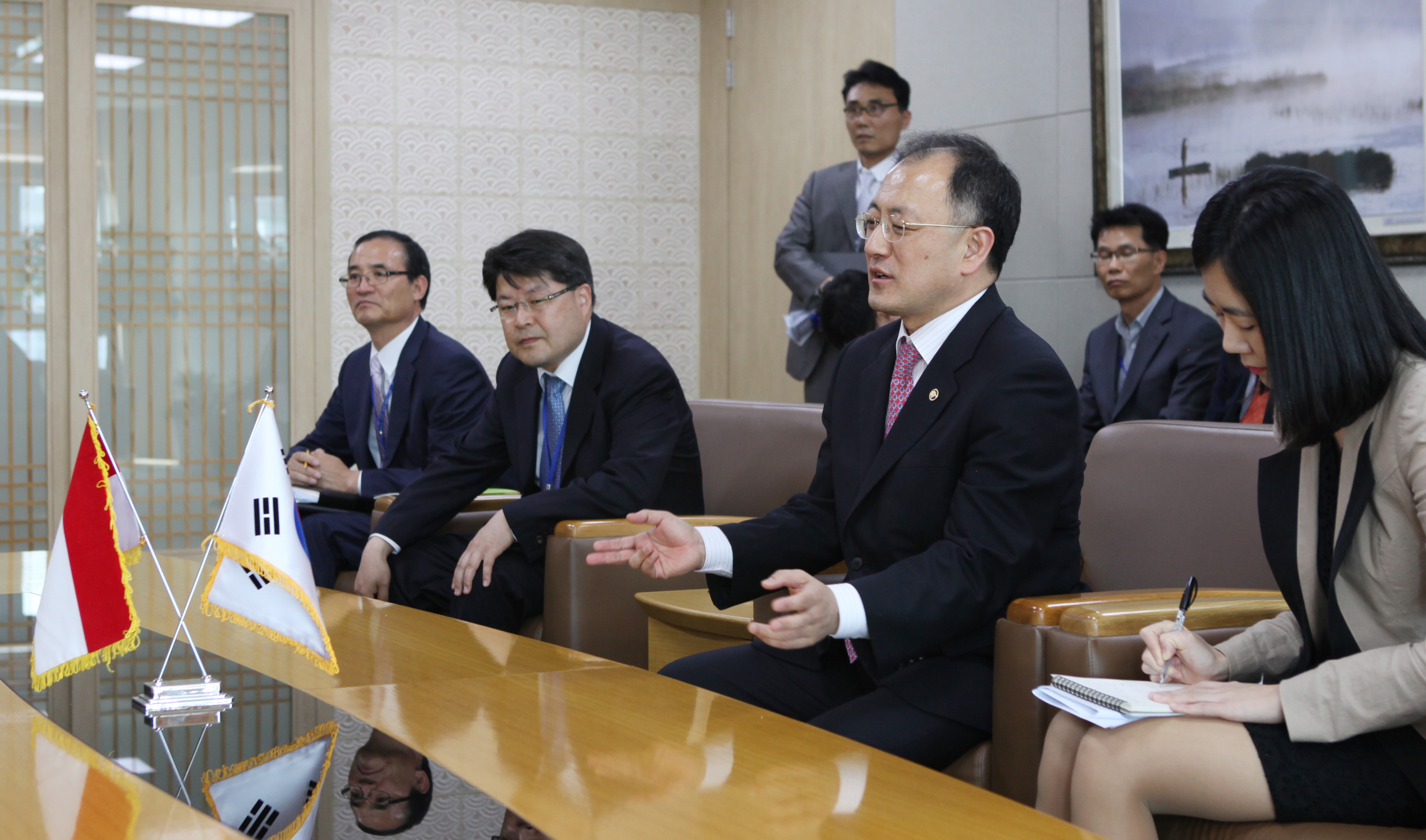 인니 국가경제위원회 부위원장 접견중인 박기풍 차관 - 포토이미지