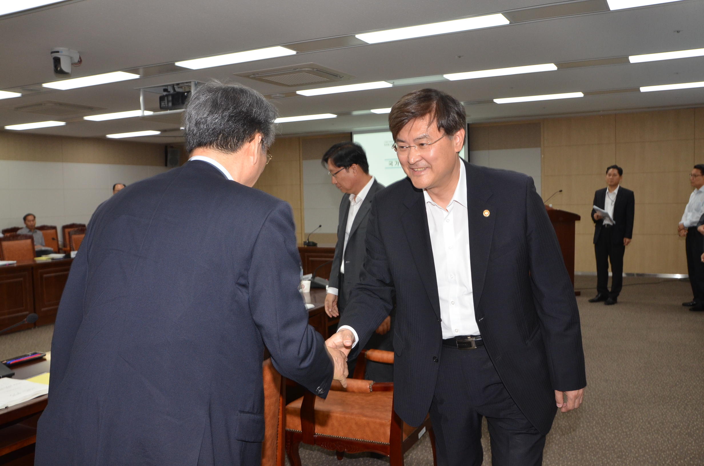 악수하는 서승환 장관 - 포토이미지