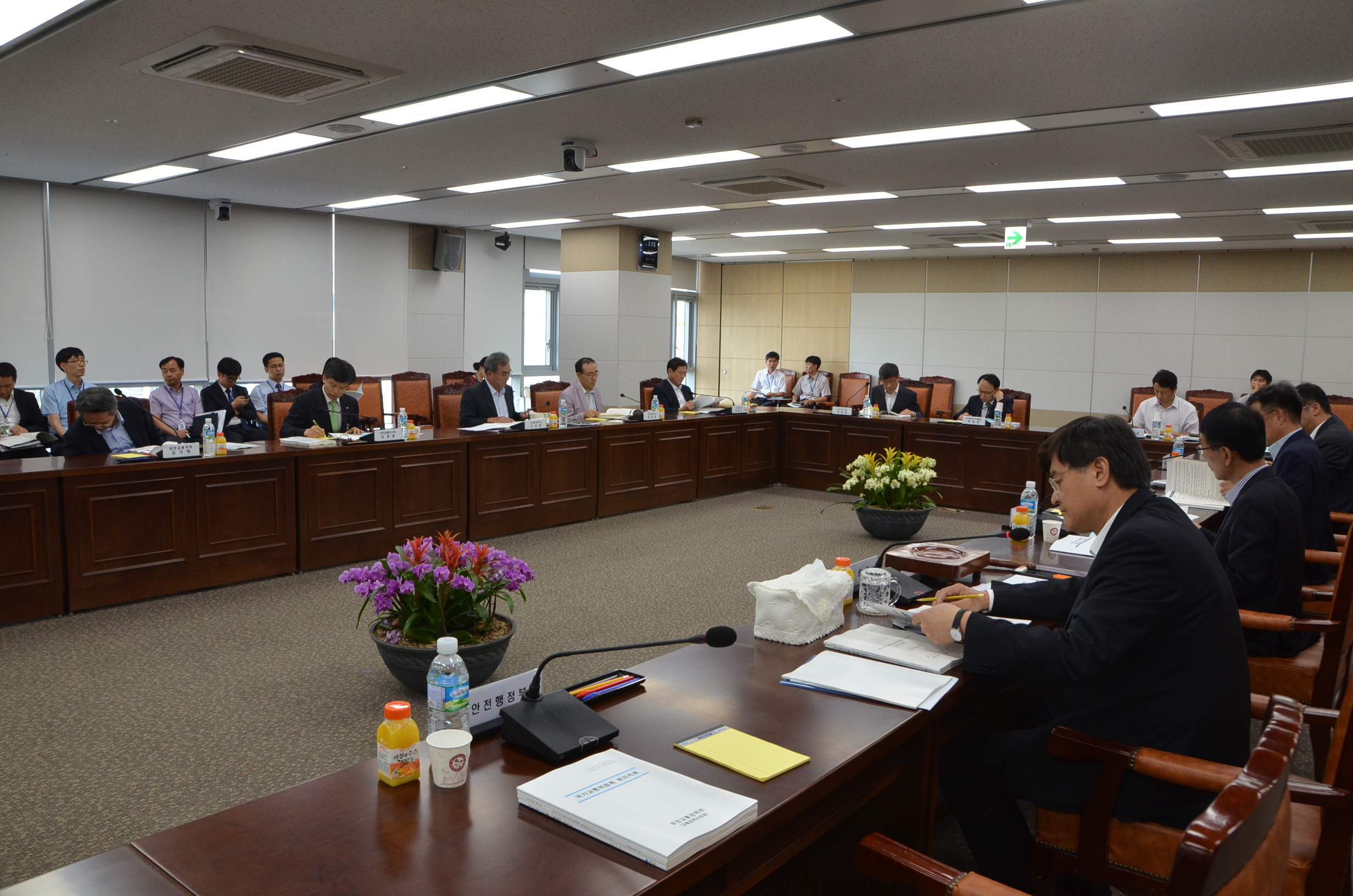 국가교통위원회 자문위원들과 회의중인 서승환 장관