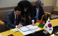 서명하고 있는 아프가니스탄 교통부 장관