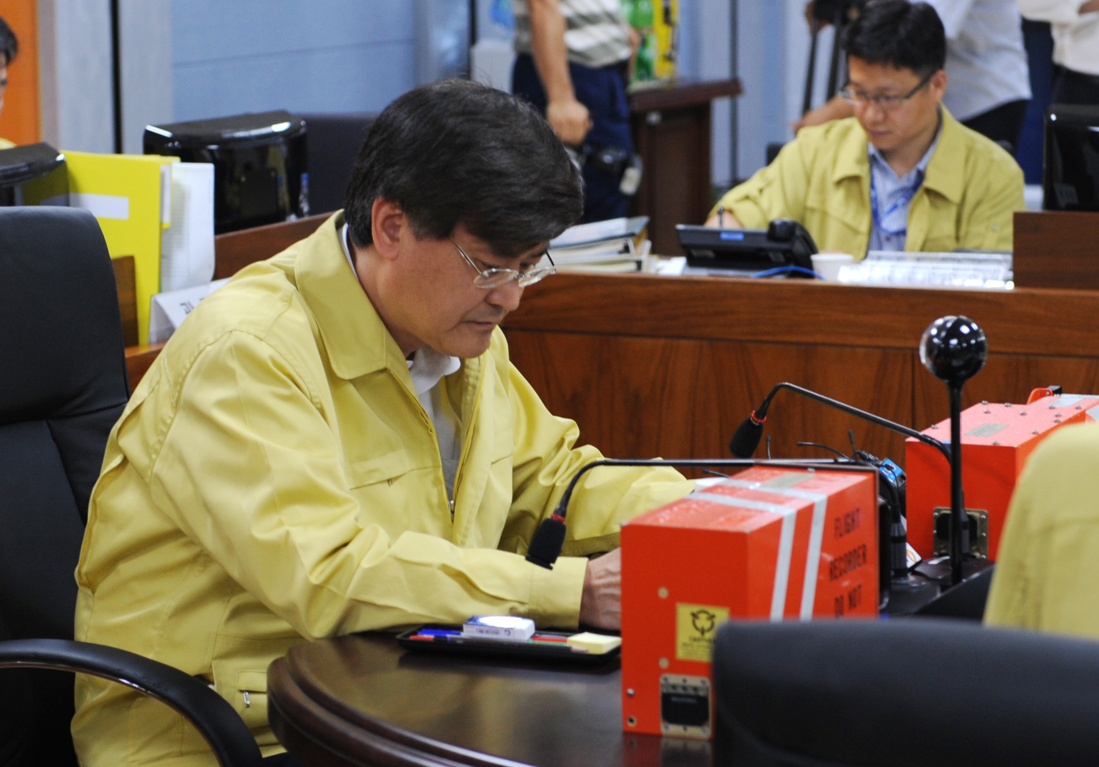 사고 상황을 검토중인 서승환 장관 - 포토이미지