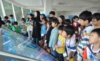 인천공항 전망대를 방문한 어린이들