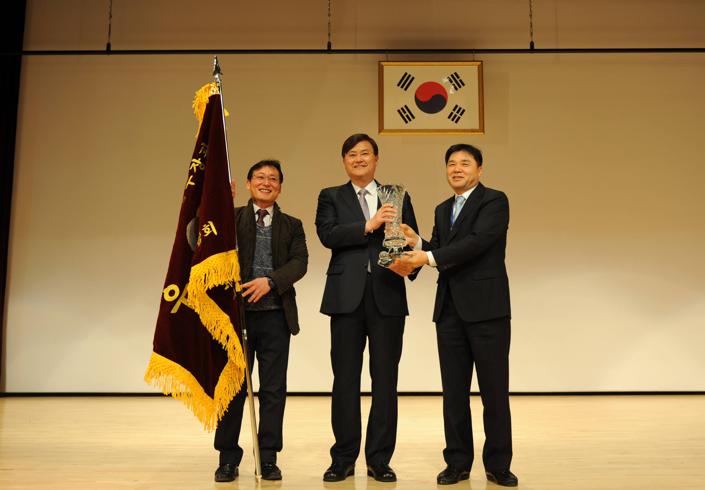 축구동호회 우승기 전달 - 포토이미지