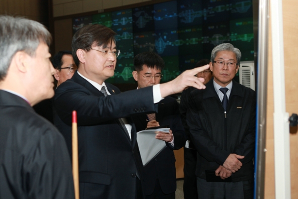 철도 관제센터 순시중인 서승환 장관 - 포토이미지