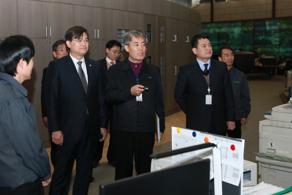 철도 관제센터 순시중인 서승환 장관 - 포토이미지