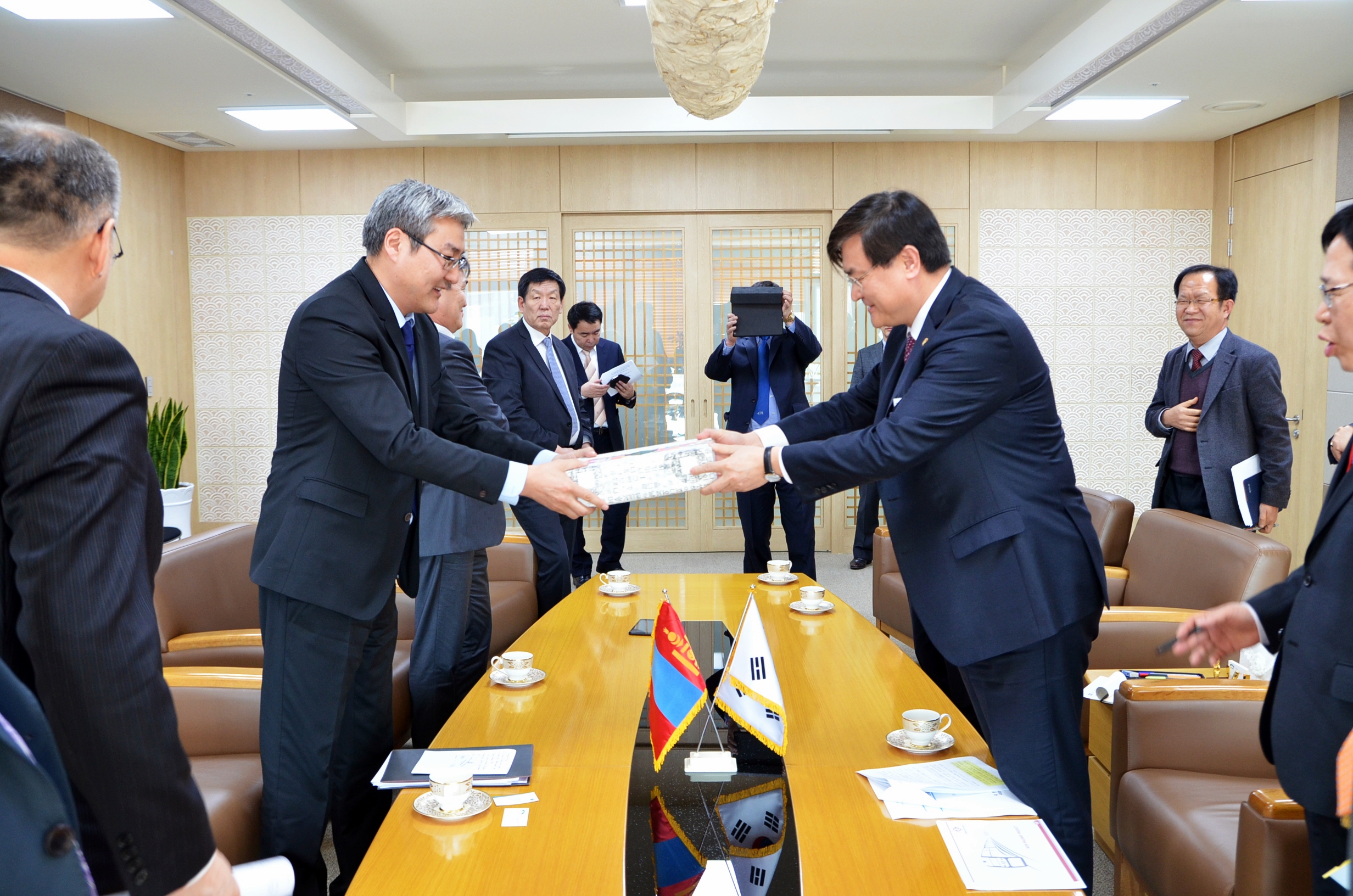 장관(오른쪽)몽골 도로교통부 장관에게 선물 - 포토이미지