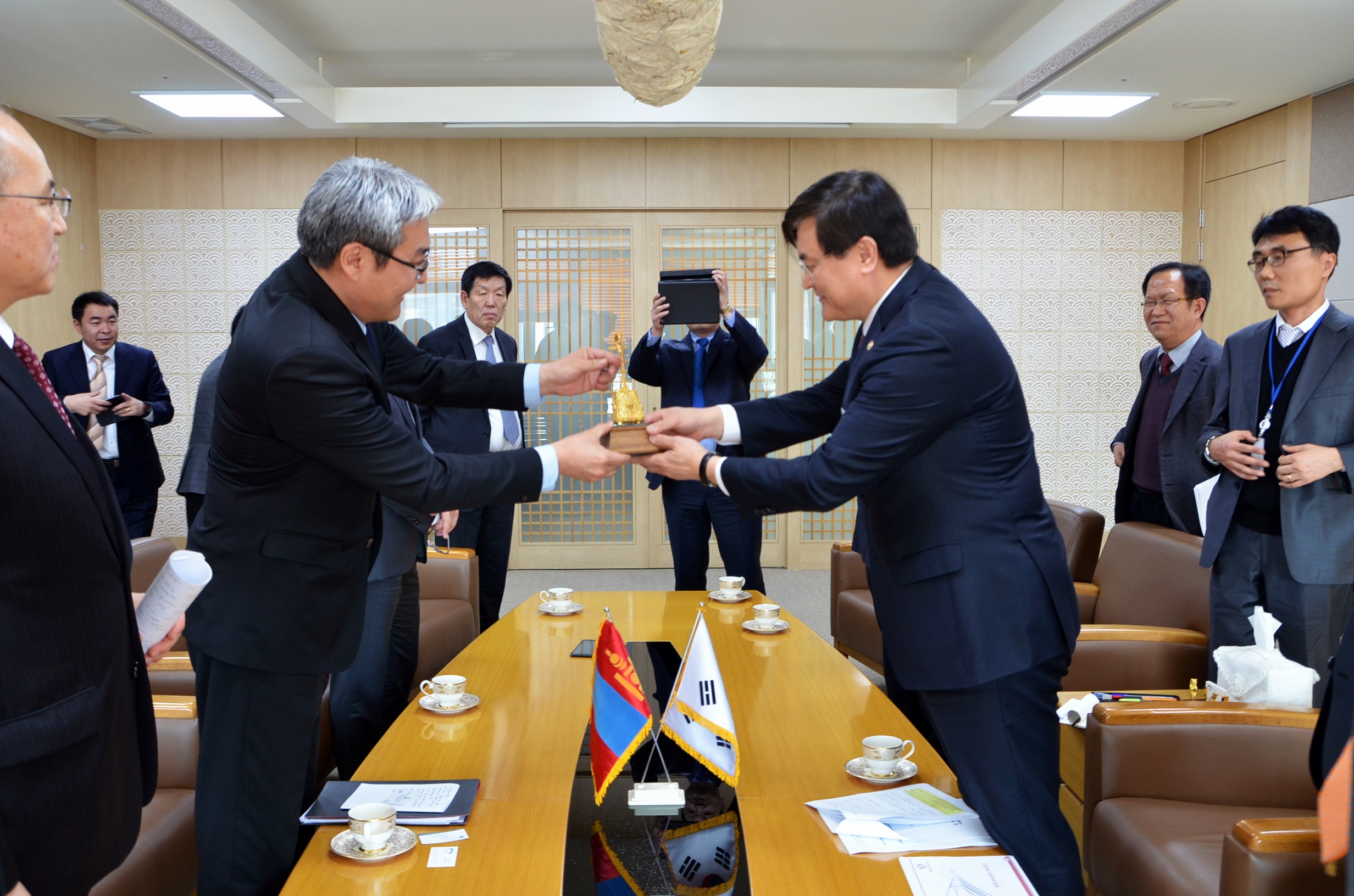몽골 도로교통부 장관(왼쪽) 국토교통부 장관에게 선물 - 포토이미지