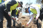 서승환 장관, 국민이 행복한 나무심기 행사 참여