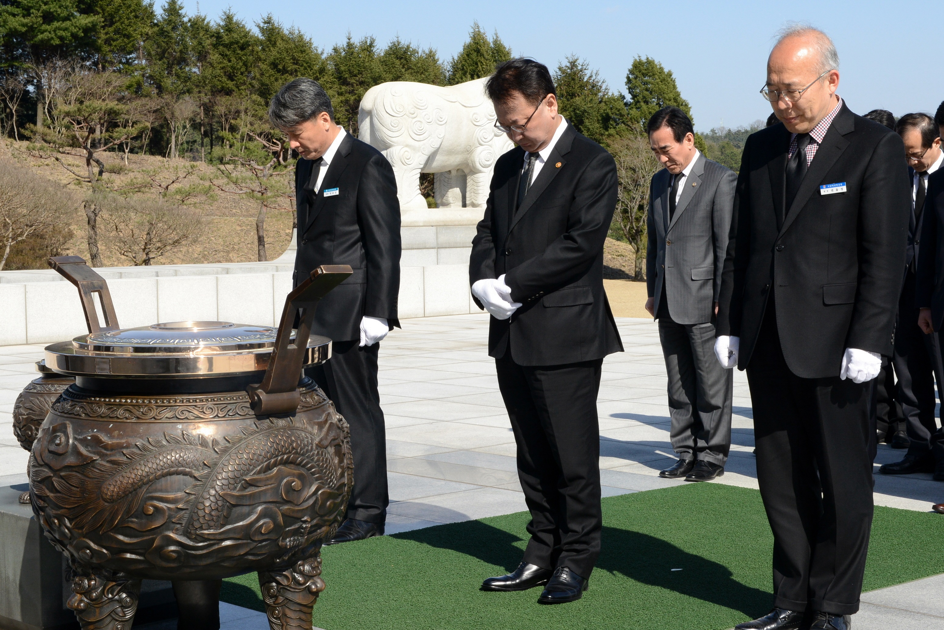 유일호 국토교통부 장관 국립대전현충원 참배 - 포토이미지