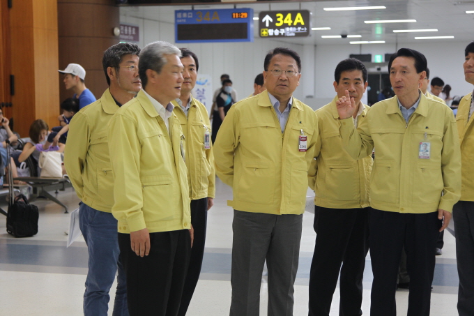 유일호 장관, 김포공항 메르스 현장점검 - 포토이미지