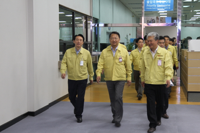 유일호 장관, 김포공항 메르스 현장점검 - 포토이미지