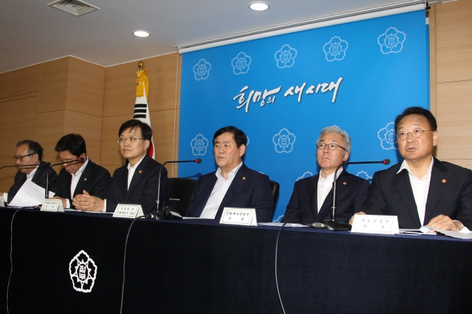 유일호 장관, 제8차 무역투자진흥회의 관계부처 합동 브리핑 - 포토이미지