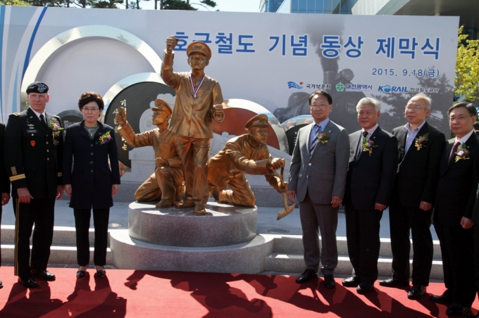 유일호 장관, 철도의 날 기념식 및 주거환경개선사업 현장 방문 - 포토이미지