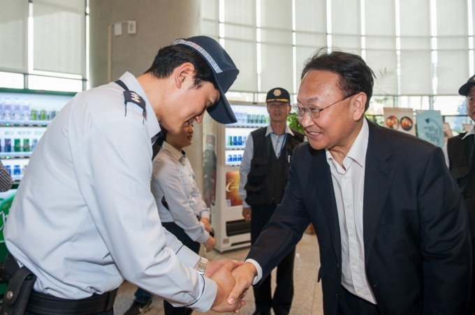 유일호 장관, 추석명절 일선근무자 격려 - 포토이미지