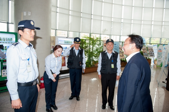 유일호 장관, 추석명절 일선근무자 격려