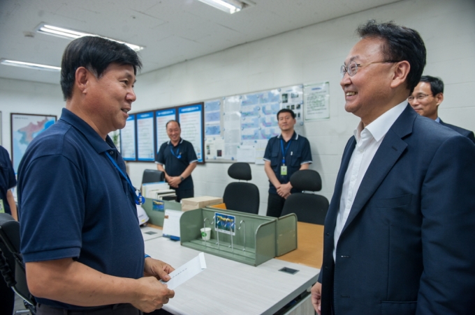 유일호 장관, 추석명절 일선근무자 격려 - 포토이미지