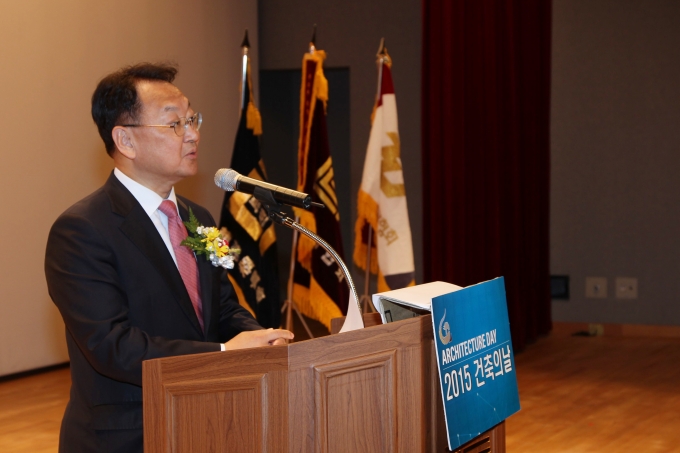유일호 장관, 건축의 날 기념식 참석 - 포토이미지