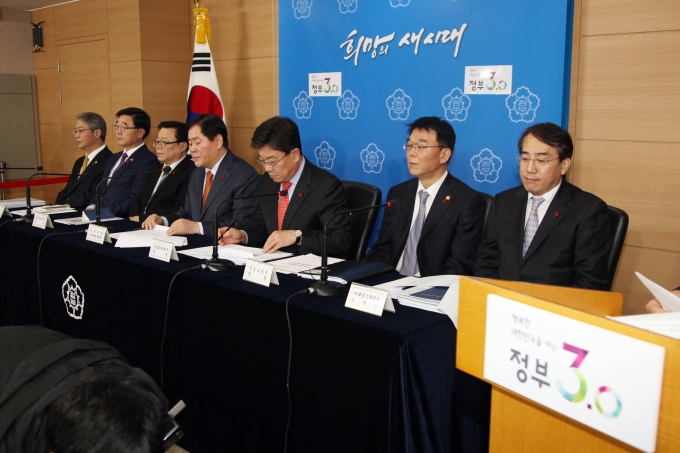 강호인 장관, 경제정책방향 경제장관 합동 브리핑 - 포토이미지