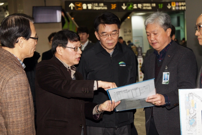 강호인 장관, 설 연휴 인천국제공항 및 김포공항 특별교통대책본부 방문 - 포토이미지