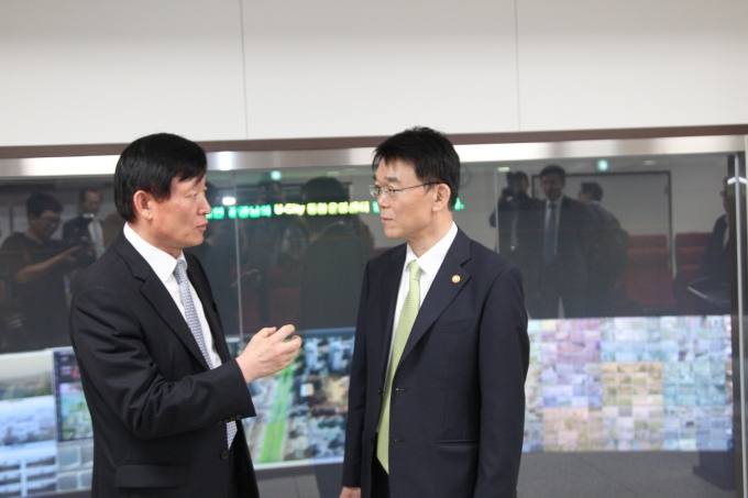 강호인장관, 인천경제자유구역 스마트 도시 센터 및 인천공항 자기부상철도 점검 - 포토이미지