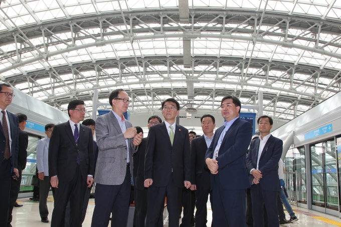 강호인장관, 인천경제자유구역 스마트 도시 센터 및 인천공항 자기부상철도 점검 - 포토이미지