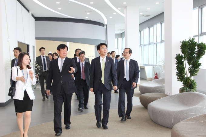 강호인장관, 인천경제자유구역 스마트 도시 센터 및 인천공항 자기부상철도 점검 - 포토이미지