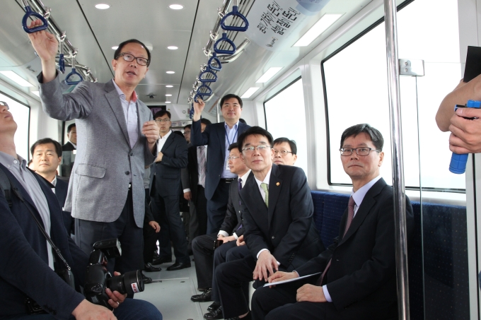 강호인장관, 인천경제자유구역 스마트 도시 센터 및 인천공항 자기부상철도 점검 - 포토이미지