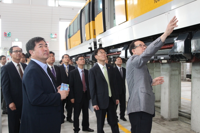 강호인장관, 인천경제자유구역 스마트 도시 센터 및 인천공항 자기부상철도 점검 - 포토이미지