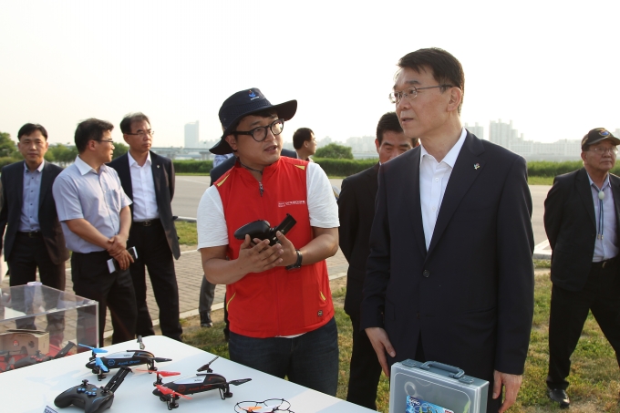 강호인 장관의 신산업육성을 위한 드론 시연행사 참가 - 포토이미지