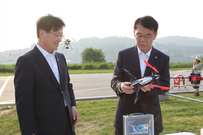 강호인 장관의 신산업육성을 위한 드론 시연행사 참가 - 포토이미지