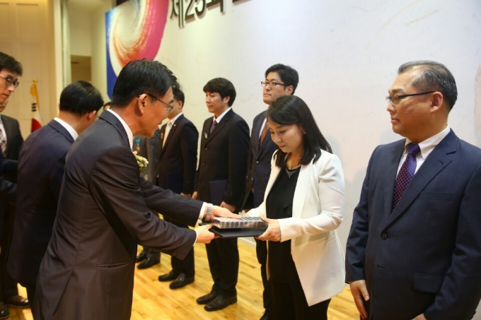 강호인장관, 제25회 도로의 날 기념행사 참석 - 포토이미지