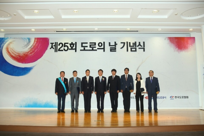 강호인장관, 제25회 도로의 날 기념행사 참석 - 포토이미지