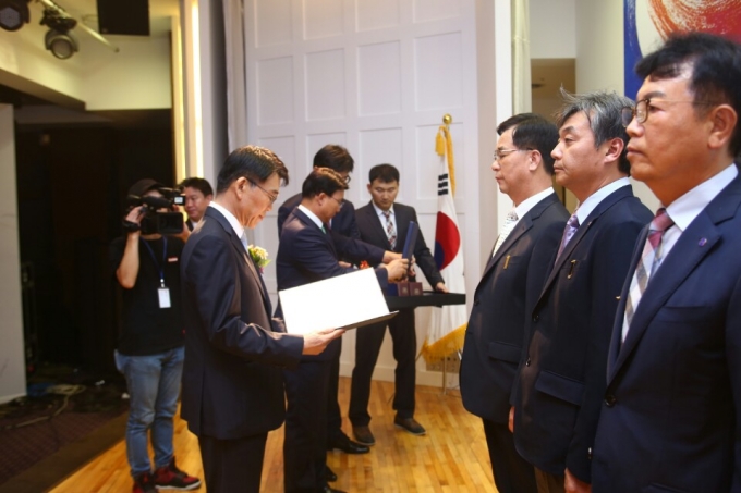 강호인장관, 제25회 도로의 날 기념행사 참석 - 포토이미지