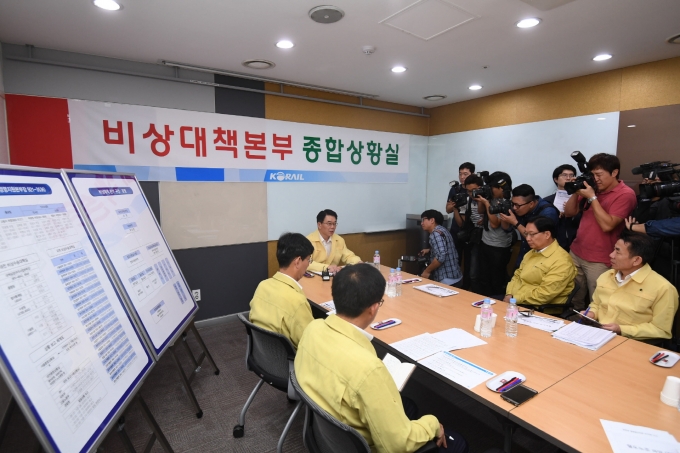 강호인 장관, 철도파업 관련 서울역 방문 - 포토이미지