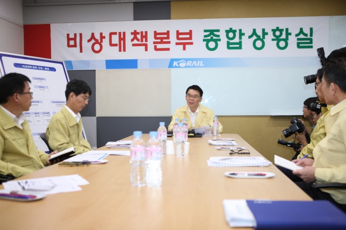 강호인 장관, 철도파업 관련 서울역 방문 - 포토이미지
