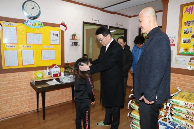 강호인장관, 세종전통시장 지역아동센터 방문해 물가 점검 및 명절 물품 전달 - 포토이미지