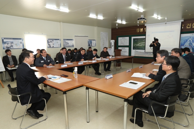 강호인장관, 동계올림픽 접근도로망 도로건설공사 현장 방문 - 포토이미지