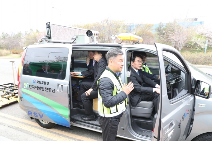 강호인장관, 특수교관리센터 지반탐사 현장 점검·노후시설 관리에 대한 대국민토론 실시 - 포토이미지